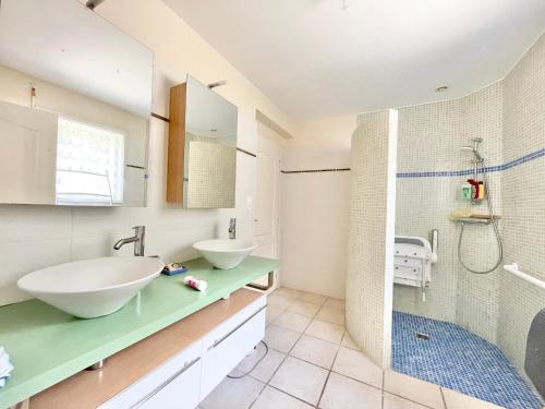 une salle de bain avec deux lavabos et une douche dans l'établissement LE FOUR A PAIN - Campagne entre Plages et Quimper, à Pluguffan