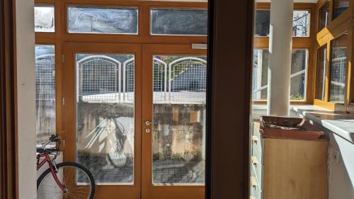 una puerta en una cocina con un caballo en una jaula en 20 min nach Wien, Ruhig und Grün, en Klosterneuburg