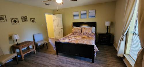 une chambre avec un lit, une table et une chaise dans l'établissement The Cozy Corner House at Haltom City Texas, à Haltom City