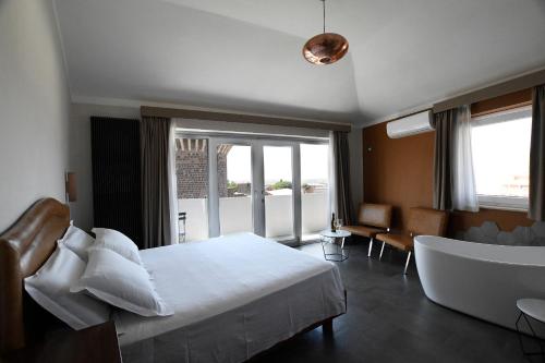ein Schlafzimmer mit einem Bett und ein Badezimmer mit einer Badewanne in der Unterkunft THE APARTMENT Top Floor in Tivoli