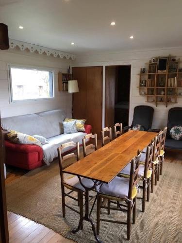 un salon avec une table et des chaises en bois dans l'établissement Grand chalet vue montagne, à Saint-Pierre-de-Chartreuse