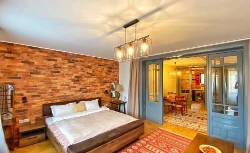 um quarto com uma parede de tijolos e uma cama em City Center Bed and Beyond em Bucareste