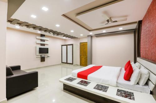 ein Schlafzimmer mit einem großen Bett und einem TV in der Unterkunft Collection O Shree Dhoramnath in Nakhtarāna