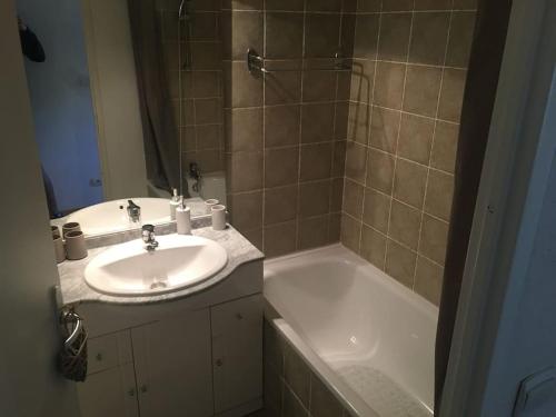 a bathroom with a sink and a bath tub at Logement au pied des pistes Superdevoluy in Le Dévoluy