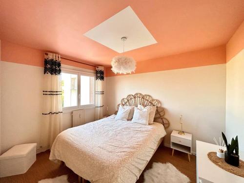 1 dormitorio con 1 cama con edredón blanco y ventana en Le Bobohème - Wifi - Parking en Royat