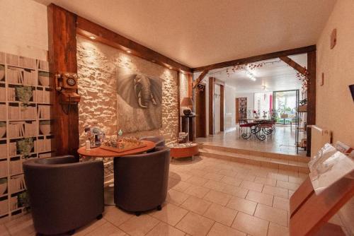 Ottonville et RicrangeにあるMaison Chez Mariebel - 20 pers avec piscine jacuzzi saunaのテーブルと椅子、廊下が備わる客室です。