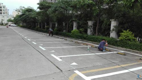 two people are playing golf in a parking lot at Tycoon place garden in Pattaya South