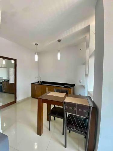 a dining room with a table and chairs in a room at Suites La Gloria Alojamiento independiente in Tepatitlán de Morelos