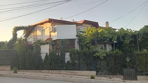 une maison avec une clôture devant elle dans l'établissement Vila Georgeta, à Techirghiol