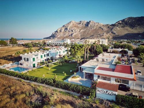 una vista aérea de un complejo con montañas en el fondo en Villa Rizia en Kolymbia