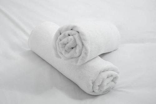 a close up of a towel on a bed at By Eezy - דירת נופש עם חדר שינה אחד במיקום מעולה Ashram 4 in Eilat
