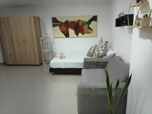 un soggiorno con un letto e un divano di Loft precioso en San Mateo envigado a Envigado