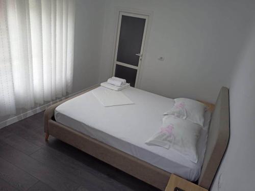 een klein bed in een kamer met een spiegel bij Kristina Mitllari 2 in Pogradec