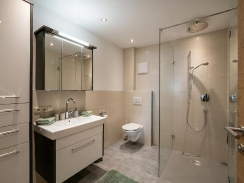 bagno con lavandino, doccia e servizi igienici di Bergpanorama Kössen a Kössen