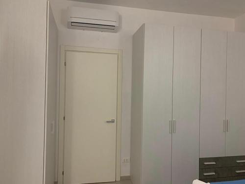 a white room with a door and a ceiling at Bilocale nell’antico ghetto ebraico in Ferrara