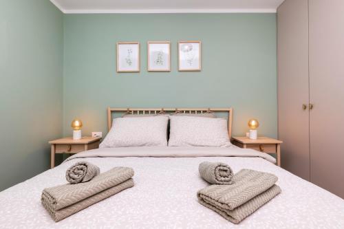 sypialnia z dużym łóżkiem z ręcznikami w obiekcie Sidrina w miejscowości Mali Lošinj