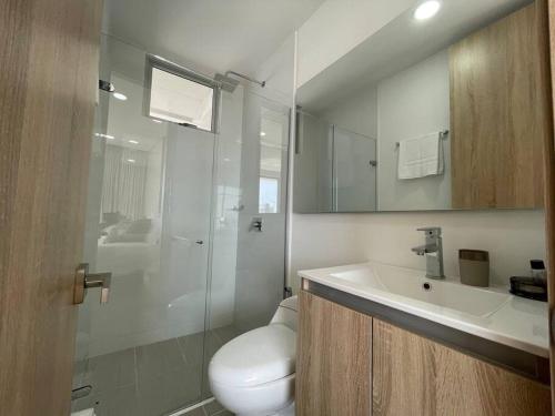 y baño con aseo, lavabo y ducha. en New luxury apartment in Cabrero - next to downtown, en Cartagena de Indias