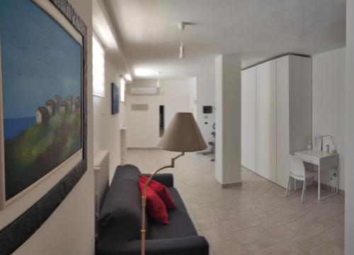 salon z kanapą i stołem w obiekcie Seagull Apartments - front and Sea View & Airport Bari w mieście Bari