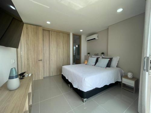 ein Schlafzimmer mit einem großen weißen Bett in einem Zimmer in der Unterkunft New luxury apartment in Cabrero - next to downtown in Cartagena de Indias