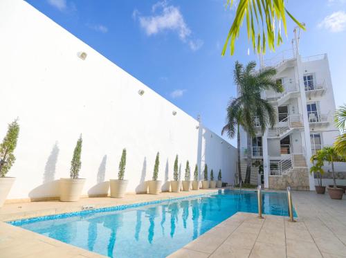 a swimming pool in front of a building at Terracaribe Hotel Boutique in Cancún