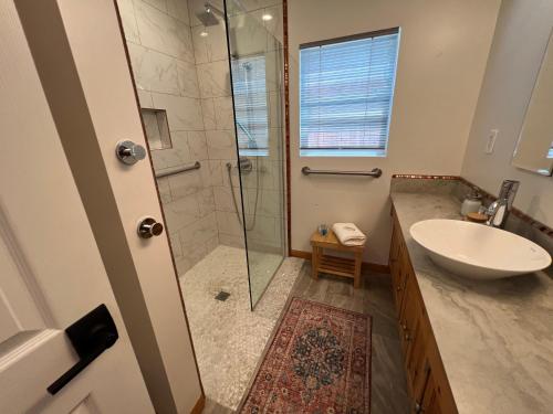 uma casa de banho com um lavatório e uma cabina de duche em vidro. em Villa La Reforma - Newly Designed 4BR HOUSE & POOL in Los Angeles by Topanga em Los Angeles