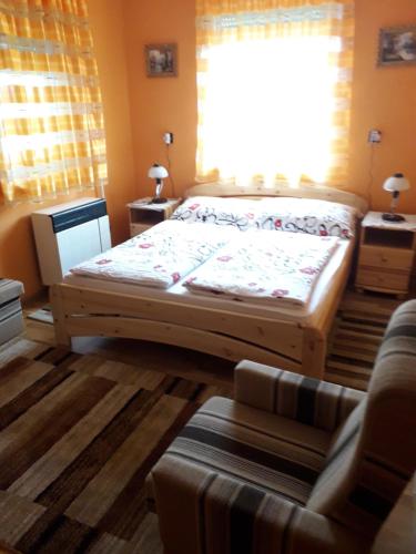 sypialnia z łóżkiem i oknem w obiekcie Kelemen Apartmanok w Abádszalók