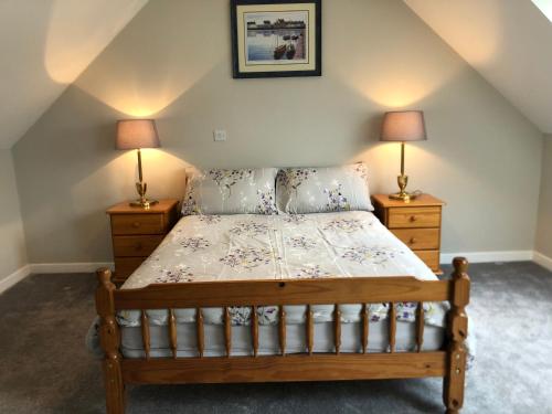 1 dormitorio con 1 cama y 2 lámparas en Sióg en Oughterard
