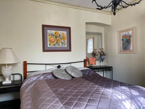 - une chambre avec un lit et 2 oreillers dans l'établissement Buda Hills villa apartment, à Budapest