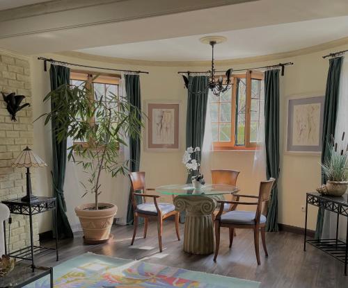 una sala da pranzo con tavolo e sedie di Buda Hills villa apartment a Budapest