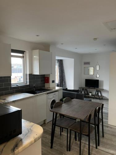 cocina con mesa y sillas en una habitación en Lovely apartment for 2 or 4 people - Bermondsey en Londres