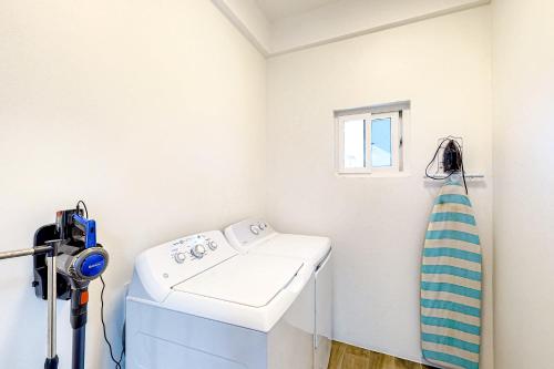 eine Waschküche mit einer Waschmaschine und einem Fenster in der Unterkunft 2nd Floor House at The Lor-E-Lei House in San Pedro