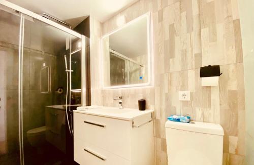 W łazience znajduje się toaleta, umywalka i prysznic. w obiekcie Luxury apartment in playa del inglés w mieście San Bartolomé
