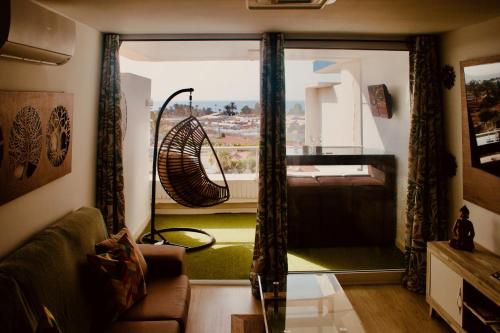 salon z kanapą i dużym oknem w obiekcie Luxury apartment in playa del inglés w mieście San Bartolomé