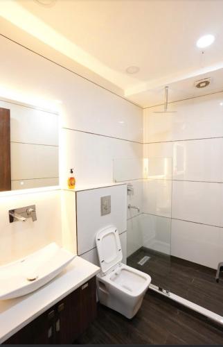 un baño con inodoro y lavabo en Cyber Vista, en Gurgaon