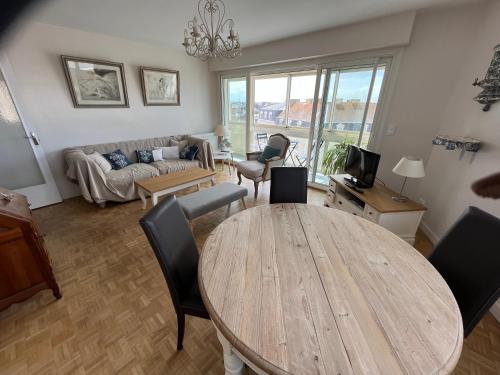 un salon avec une table et un canapé dans l'établissement Ty Ar Mor, à Saint-Malo