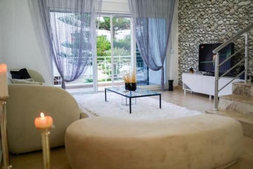 sala de estar con sofá y mesa en Antalya Manavgat, en Manavgat