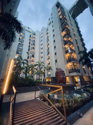 eine Statue vor einem großen Gebäude in der Unterkunft Palm Suite With Sky Terrace on 11th floor Fortune Serenity in Rajkot