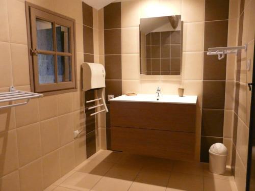 a bathroom with a sink and a mirror at agréable mas au calme jusqu'à 11 pers. près d'Uzès in Saint-Laurent-la-Vernède