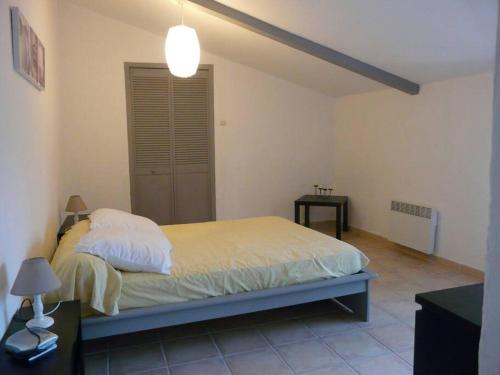 - une chambre avec un lit, deux tables et une lampe dans l'établissement agréable mas au calme jusqu'à 11 pers. près d'Uzès, à Saint-Laurent-la-Vernède