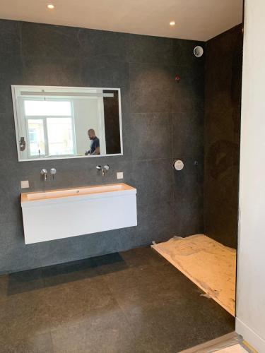 a bathroom with a sink and a mirror at Rozen boom in Voorburg