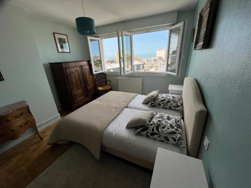 une chambre avec un lit et une grande fenêtre dans l'établissement Ty Ar Mor, à Saint-Malo