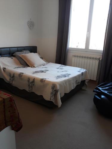 um quarto com uma cama com um cobertor em lumière de provence em Mollégès