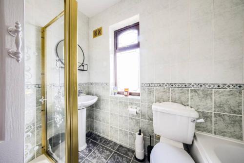 a bathroom with a toilet and a sink at LOW RATE - Coventry for 3 BedRoom House with Garden, FREE Netflix and Unlimited Wi-fi - Driveway Parking - AGC in Coventry