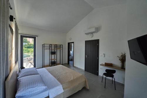 1 dormitorio con 1 cama y TV en Villa Barbara, en Poreč