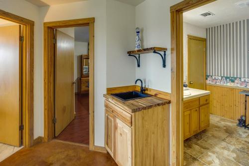 uma cozinha com um lavatório e um balcão em Fredericksburg Retreat with Private Hot Tub and Patio! em Fredericksburg