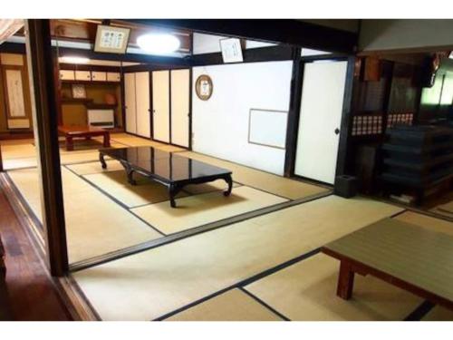 伊那的住宿－Oyado Morinotane - Vacation STAY 18517v，享有带桌子和窗户的客房的景致。