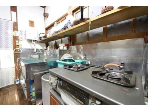 uma cozinha com um fogão e um lavatório em Oyado Morinotane - Vacation STAY 18517v em Ina