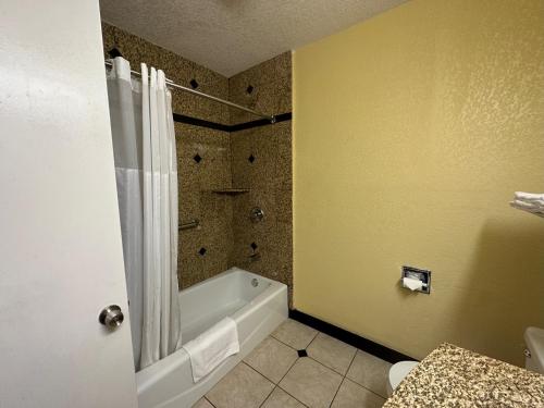 W łazience znajduje się prysznic i wanna. w obiekcie Western Village Inn w mieście Willits