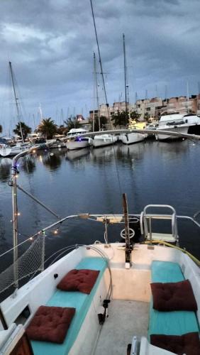 un bateau est amarré dans un port avec des bateaux dans l'établissement Bateau Voilier « Brenus lll », à Gruissan