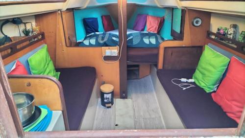 - une vue sur l'intérieur d'une camionnette avec 2 lits dans l'établissement Bateau Voilier « Brenus lll », à Gruissan